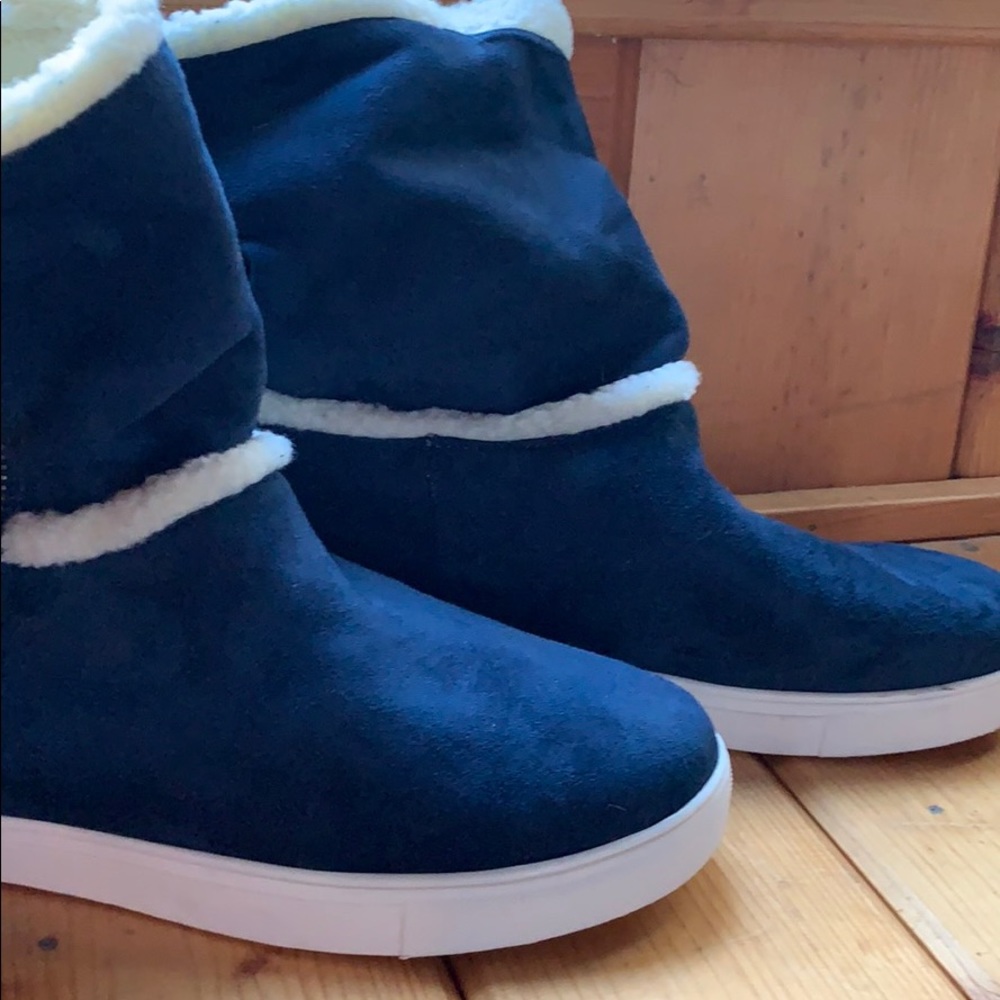 **SOLD** NWOT Suede booties